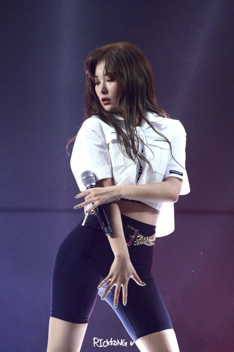 
(후방) 유행하는 바지
