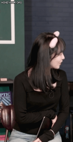 
안 하던 머리띠를 한 박선영 아나운서.gif
