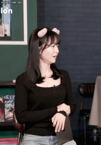 
안 하던 머리띠를 한 박선영 아나운서.gif
