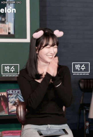
안 하던 머리띠를 한 박선영 아나운서.gif
