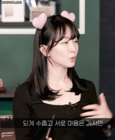 
안 하던 머리띠를 한 박선영 아나운서.gif
