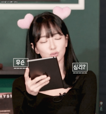 
안 하던 머리띠를 한 박선영 아나운서.gif
