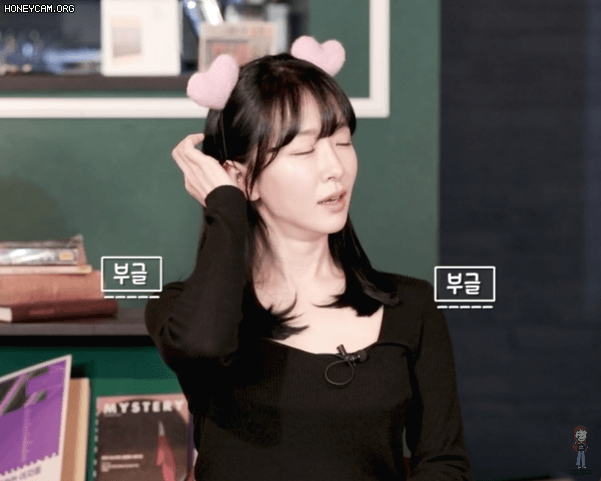 
안 하던 머리띠를 한 박선영 아나운서.gif
