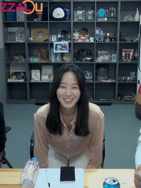 
안 하던 머리띠를 한 박선영 아나운서.gif
