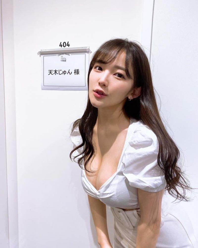 
인스타에 자연산 인증한 그라비아 아이돌...
