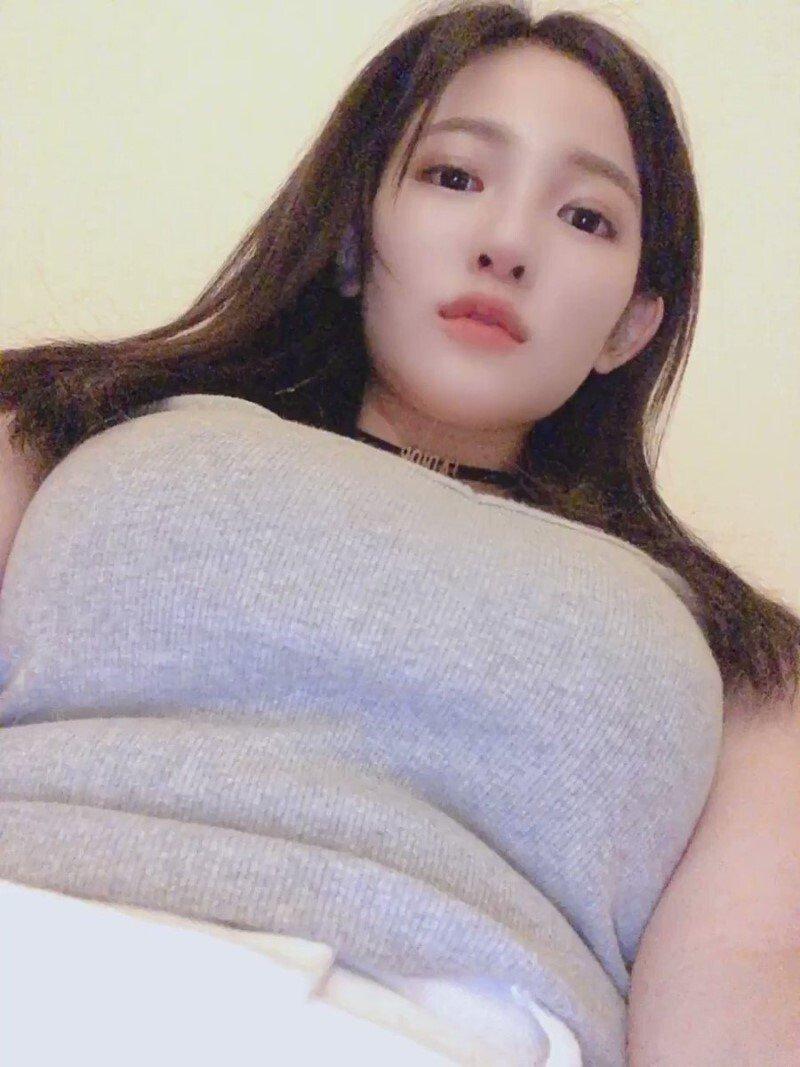 
인스타에 자연산 인증한 그라비아 아이돌...
