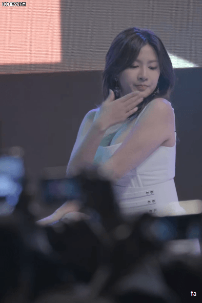 항상 예의 바르게 인사하는 오하영 누나.gif