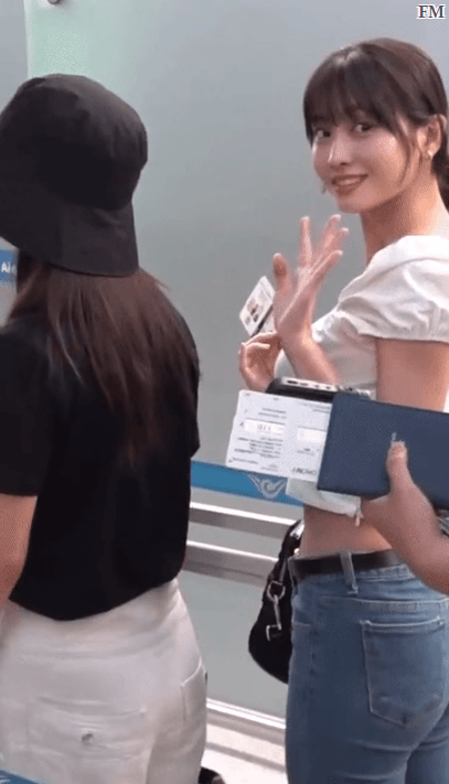 
글래모모의 자신감 있는 공항패션.jpgif
