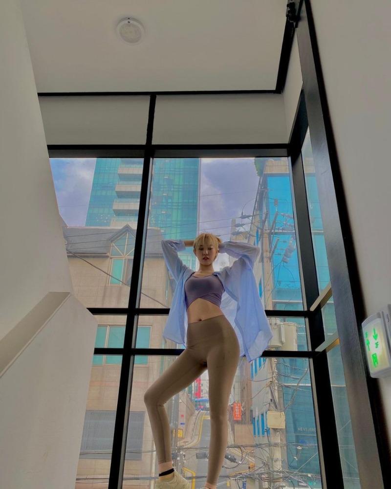 
다혜 인스타_금발 레깅스.jpg
