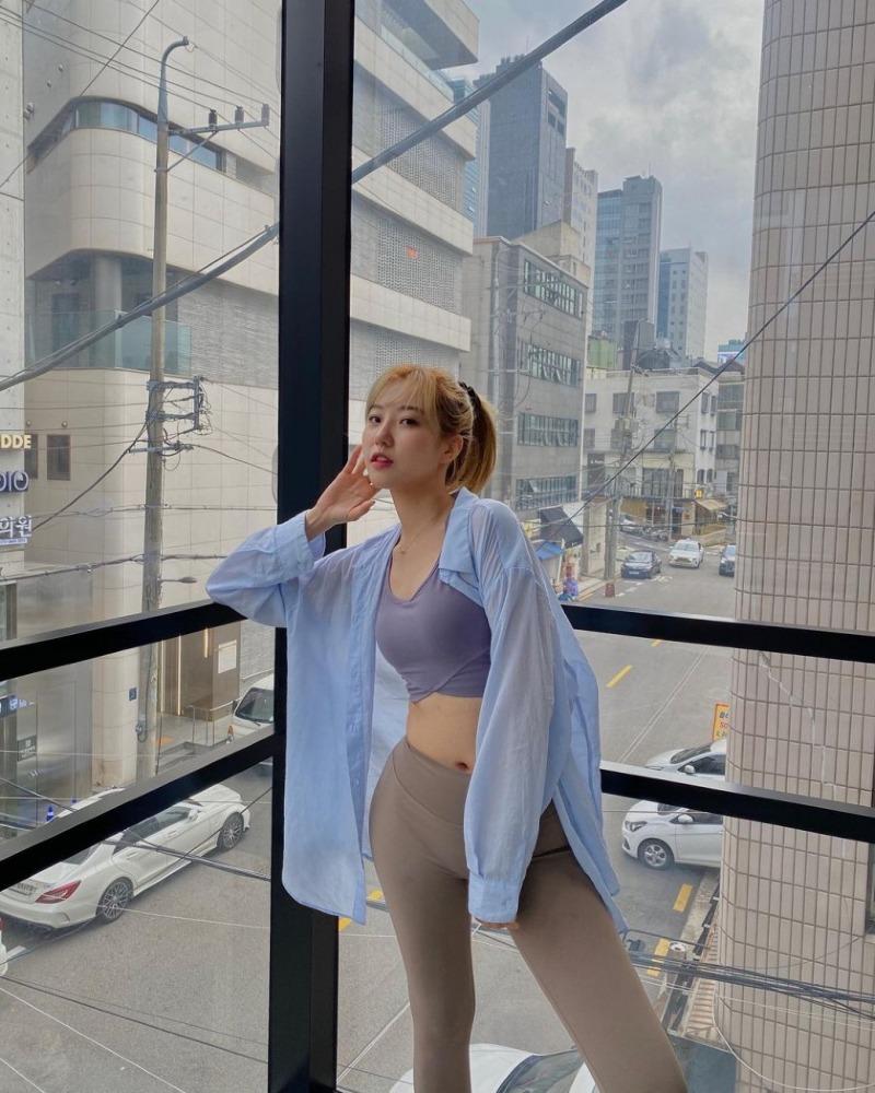 
다혜 인스타_금발 레깅스.jpg
