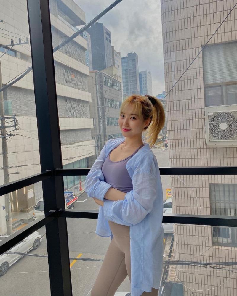 
다혜 인스타_금발 레깅스.jpg
