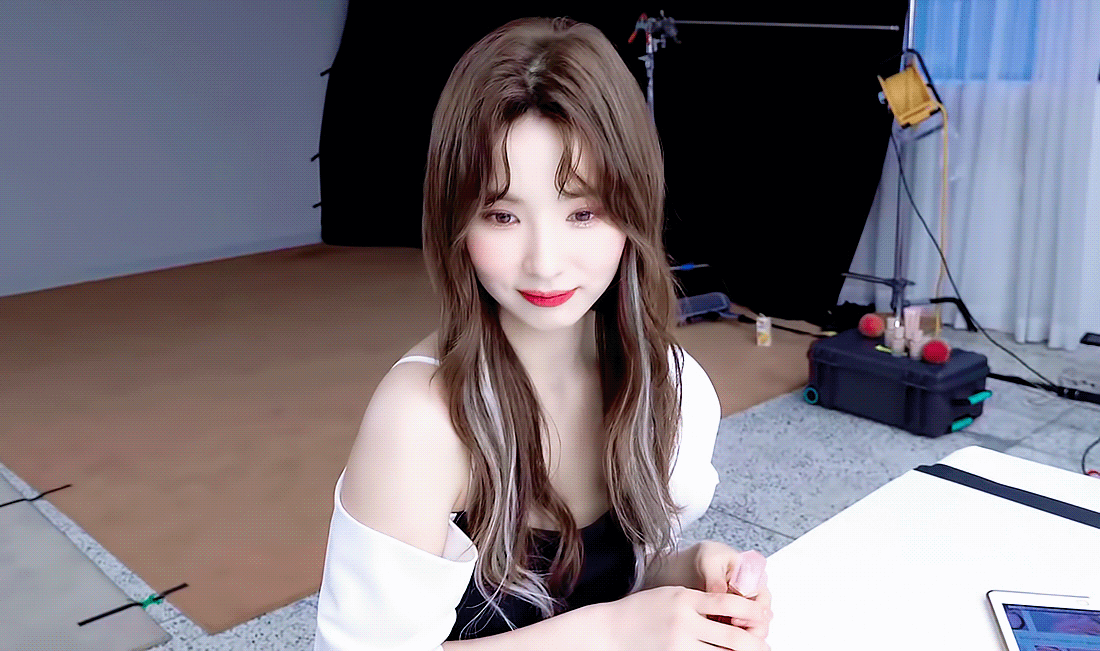 
바닐라코 광고찍는 신세경 미모 ㄷㄷ.gif
