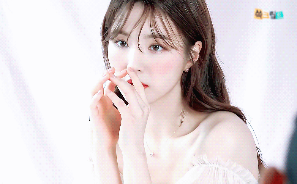 
바닐라코 광고찍는 신세경 미모 ㄷㄷ.gif
