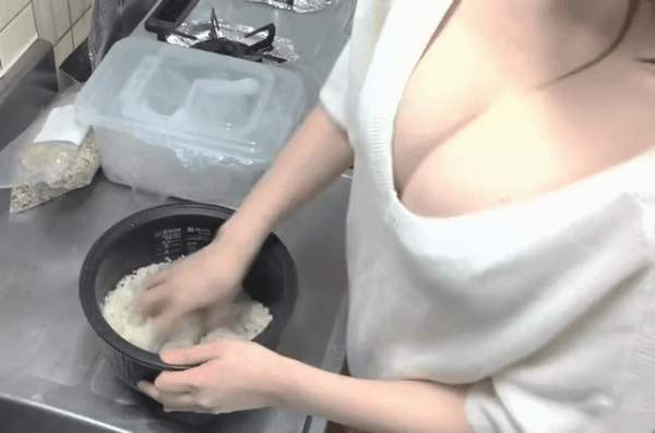 글래머 요리 유튜버.gif...
