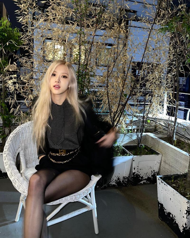 
검은 스타킹 각선미
