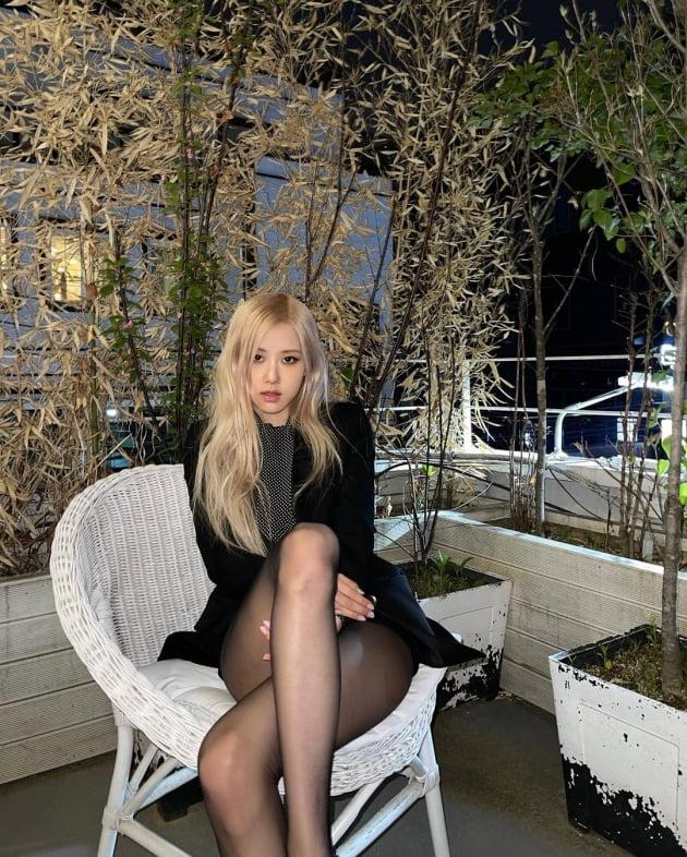 
검은 스타킹 각선미
