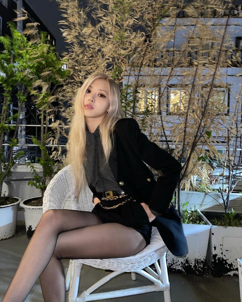 
검은 스타킹 각선미
