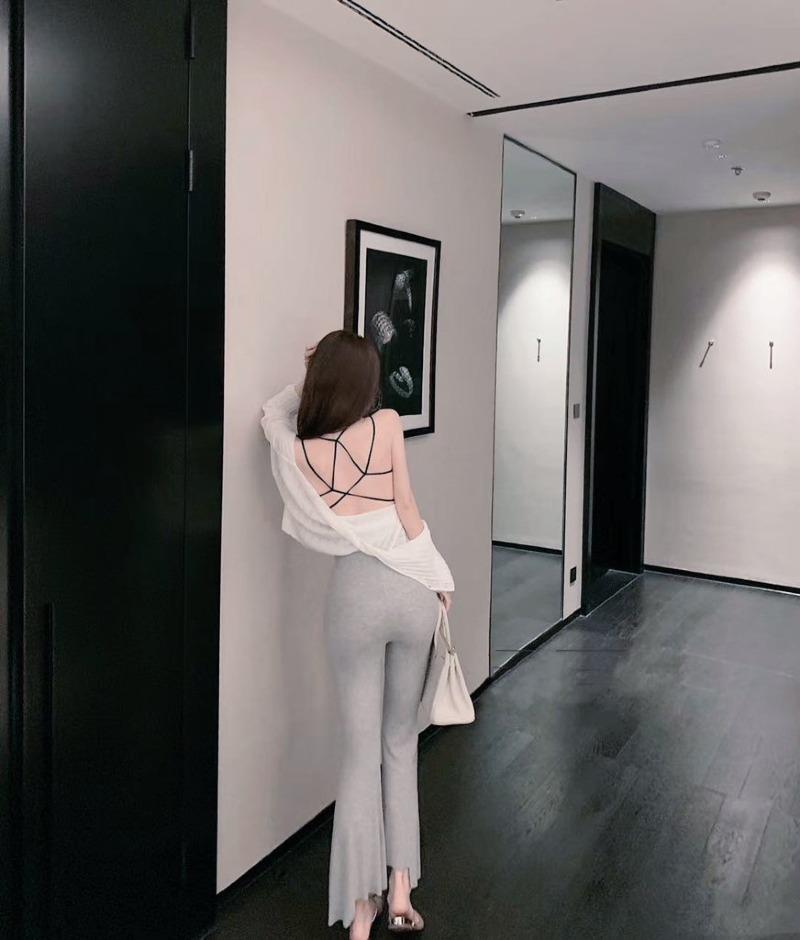 
가녀린 등판
