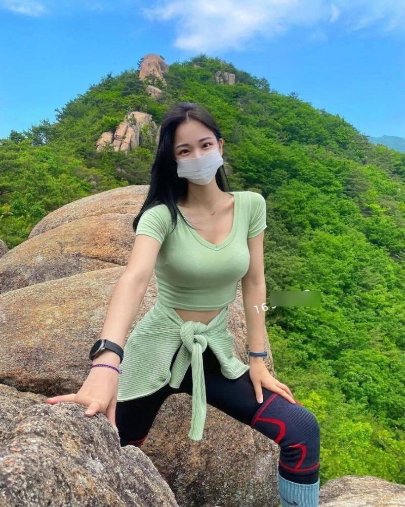 
레깅스 입고 등산하는 누나
