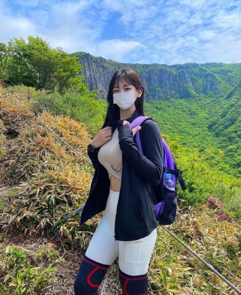 
레깅스 입고 등산하는 누나
