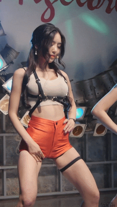 
글래머 레이싱걸 출신 댄스 가수 봄수연
