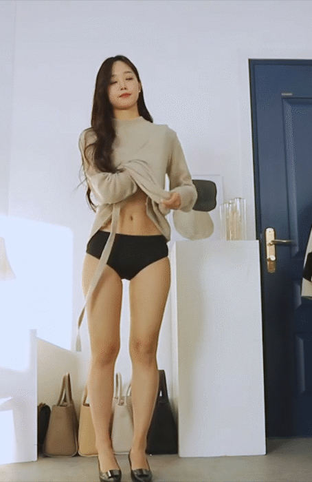 
옷 갈아 입는 처자 누가 더 끌림
