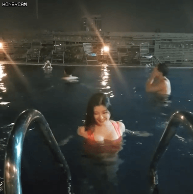 
수영장에서
