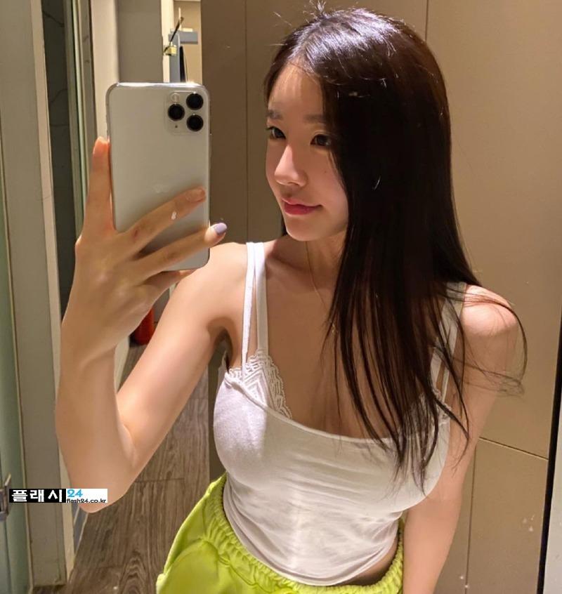 
모쏠이라면 들이대고 싶은 처자
