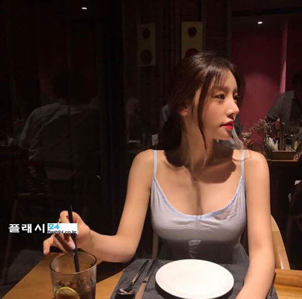 
모쏠이라면 들이대고 싶은 처자
