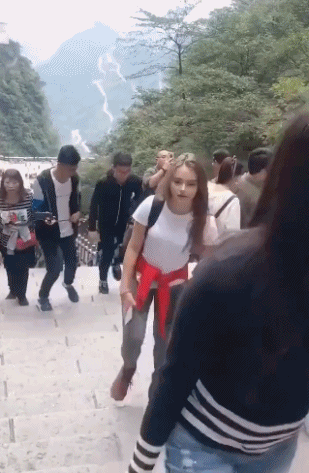계단오르는 외국인.gif