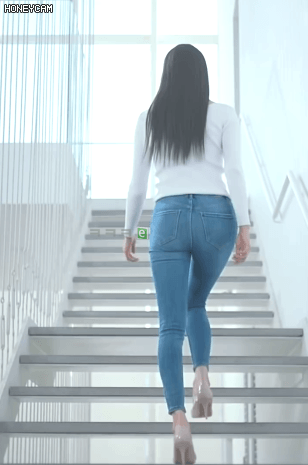 
청바지 입은 뒷태가 매력적인
