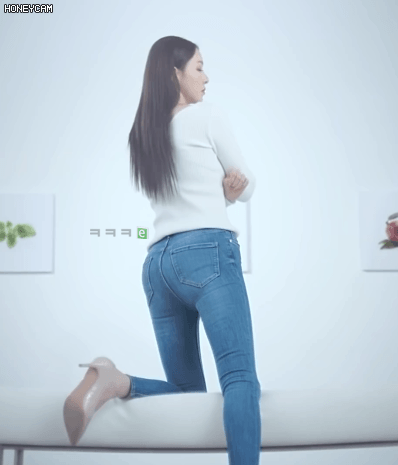 
청바지 입은 뒷태가 매력적인
