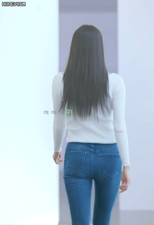 
청바지 입은 뒷태가 매력적인
