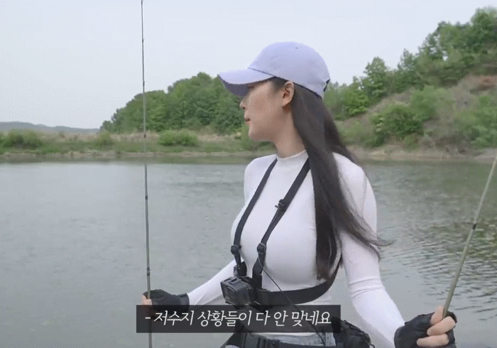 
매력적인 낚시 유튜브 진행자
