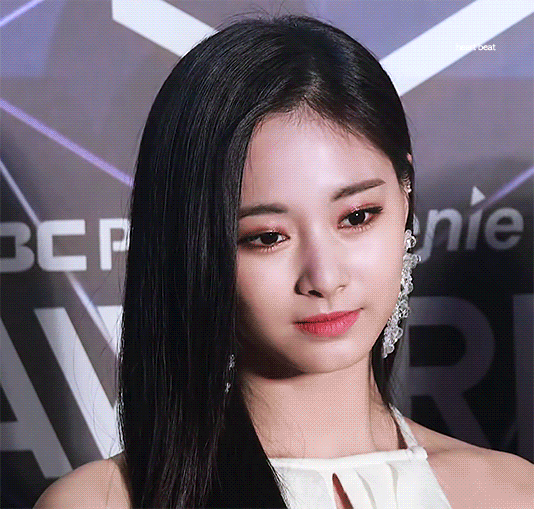 
타이트한 드레스 몸매 라인 쯔위.jpgif
