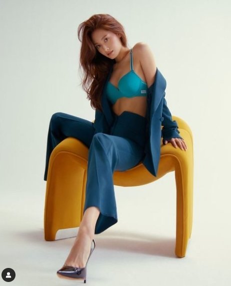 김재경, 슈트 상의 벗고 매혹적