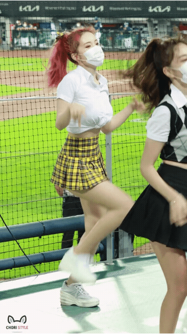 열심히 응원하는 치어리더
